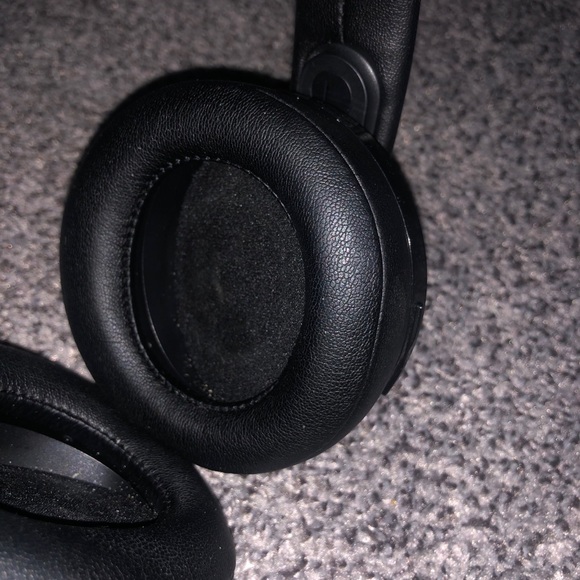 Sony PS4/PS5 Gold Wireless Headset - Picture 2 of 5